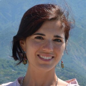 Locality, entanglement and quantum sources of gravity